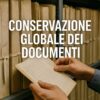 Professionisti che esaminano la gestione dei documenti e la conservazione sicura delle informazioni
