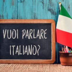 Studente che segue un corso di italiano online su tablet
