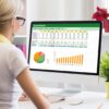 Professionista che utilizza le tabelle pivot su Excel 365 per analisi dati