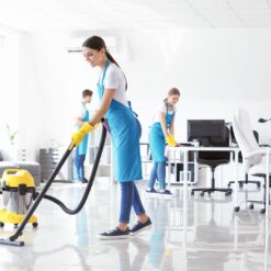 Cameriere ai piani durante le attività di pulizia e sicurezza in hotel