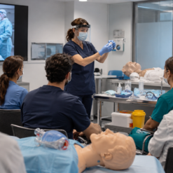 Lavoratori in ambito sanitario durante un corso di aggiornamento sulla sicurezza