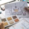 Professionista che analizza documenti e normative per la compravendita immobiliare